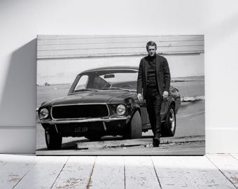 Steve McQueen-Porträt, klassischer mustang fastback, schwarz-weißer Vintage-Druck, Hollywood-Legende 1960er Jahre.