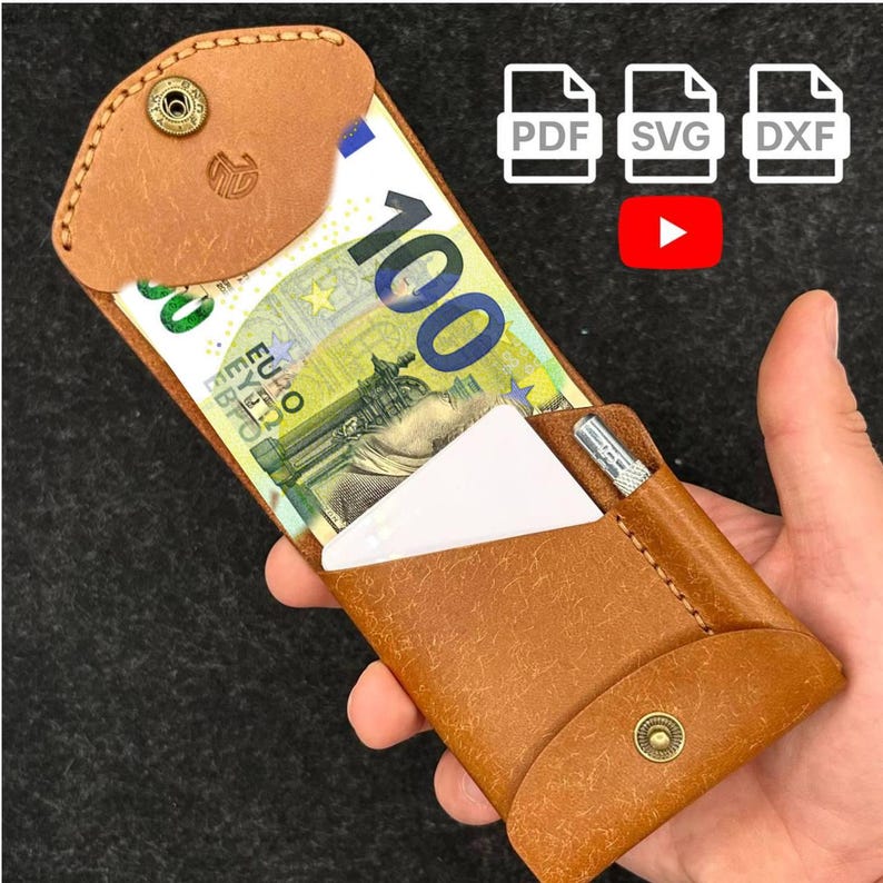 Op de afbeelding: Een bruin leren portemonnee met een drukknoopsluiting, met een 100 euro biljet, een witte kaart en een klein zilveren voorwerp. De portemonnee heeft een minimalistisch ontwerp en bevat PDF-, SVG- en DXF-bestandspictogrammen.