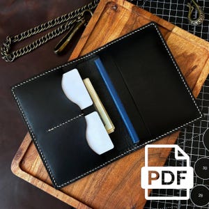 Funda modular de piel para pasaporte con patrón en PDF y 4 estilos interiores diferentes.