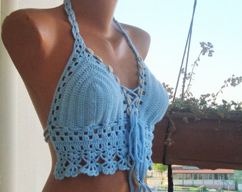 Gehäkeltes Neckholder Top: Blaue Sommer Bluse mit Kauri Muscheln