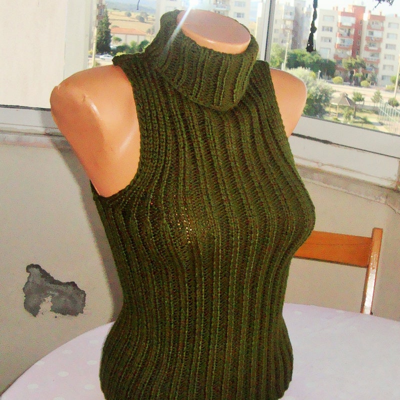 RUBY SLVLESS KNIT TOP