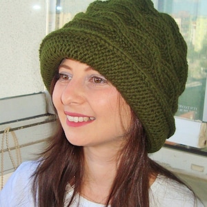 Handgestrickte Damenmütze Winter mit Krempe: Cloche Waldgrün Wollmischung Zopfmuster