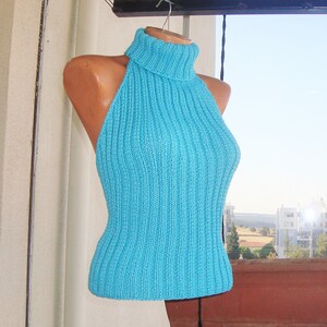 K&ouml;nnte beinhalten: Ein hellblauer Rollkragenpullover mit Halterneck.
