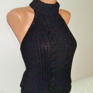 K&ouml;nnte beinhalten: Ein schwarzes gestricktes Halstuch mit hohem Kragen und eng anliegender Passform.