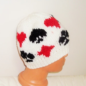 Gorro tejido a mano en color blanco con corazones rojos, diamantes, tréboles y espadas negros. Regalos para abuelos jubilados y jugadores de póquer para hombres amantes de las cartas.