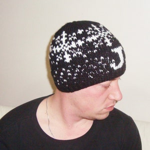 Gorro de punto a mano personalizado con inicial para adultos con letra J para mujeres, hombres, invierno, día de San Valentín, regalos de cumpleaños para él y ella, negro y blanco