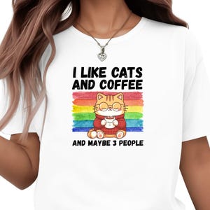 Ich mag Katzen und Kaffee und vielleicht 3 Personen T-Shirt - Lustiges introvertierter Katzenliebhaber T-Shirt - Koffein Katzenmutter Tee - Sarkastisches Haustier Geschenk Unisex T-Shirt