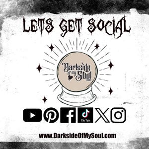 Op de afbeelding: Een zwart-witte afbeelding met de tekst "Lets Get Social" en een glazen bol met de tekst "Darkside of my Soul.com".  Social media-iconen voor YouTube, Pinterest, Facebook, TikTok en Instagram worden onder de glazen bol weergegeven. De tekst "www.DarksideOfMySoul.com" staat onderaan de afbeelding.