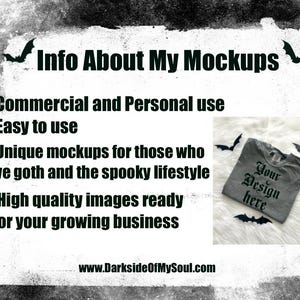 Op de afbeelding: Een tekstafbeelding met de woorden "Info About My Mockups" in een zwart lettertype op een witte achtergrond. De tekst wordt omringd door zwarte vleermuizen. Onder de tekst staan opsommingstekens die de mockups beschrijven. De opsommingstekens omvatten: "Commerci&euml;le en persoonlijke gebruik", "Gemakkelijk te gebruiken", "Unieke mockups voor degenen die van goth en de griezelige levensstijl houden", "Hoge kwaliteit afbeeldingen klaar voor uw groeiende bedrijf". De tekst "www.DarksideOfMySoul.com" staat onderaan de afbeelding. Een grijs T-shirt met de tekst "Your Design here" is te zien in de rechterbenedenhoek van de afbeelding.