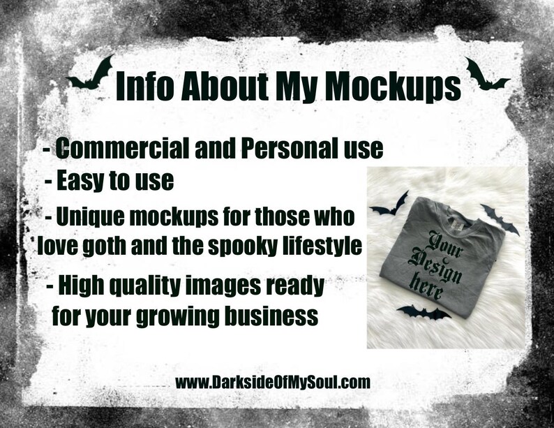 Op de afbeelding: Een tekstafbeelding met de woorden "Info About My Mockups" in een zwart lettertype op een witte achtergrond. De tekst wordt omringd door zwarte vleermuizen. Onder de tekst staan opsommingstekens die de mockups beschrijven. De opsommingstekens omvatten: "Commerci&euml;le en persoonlijke gebruik", "Gemakkelijk te gebruiken", "Unieke mockups voor degenen die van goth en de griezelige levensstijl houden", "Hoge kwaliteit afbeeldingen klaar voor uw groeiende bedrijf". De tekst "www.DarksideOfMySoul.com" staat onderaan de afbeelding. Een grijs T-shirt met de tekst "Your Design here" is te zien in de rechterbenedenhoek van de afbeelding.