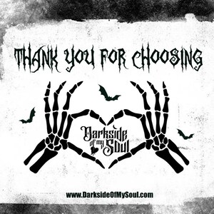 Op de afbeelding: Zwart-witte afbeelding van twee skeletachtige handen die een hart vormen met de tekst "Darkside of my Soul" in het hart. De tekst "Thank you for choosing" staat bovenaan de afbeelding en het websiteadres "www.DarksideOfMySoul.com" staat onderaan.