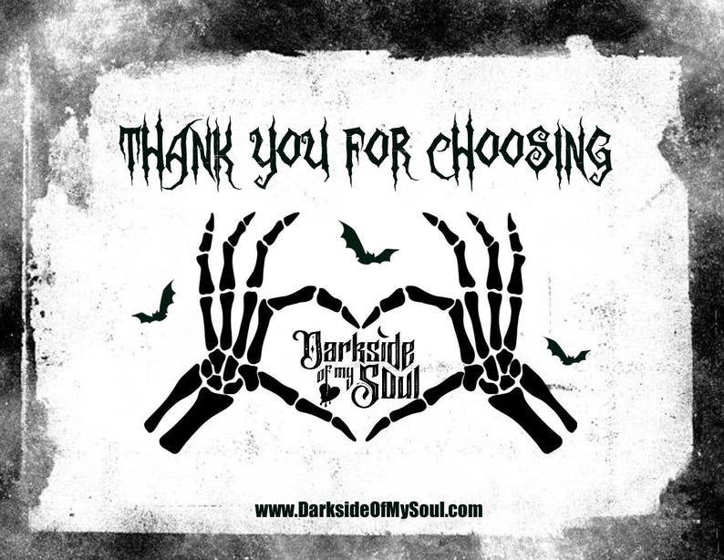 Op de afbeelding: Zwart-witte afbeelding van twee skeletachtige handen die een hart vormen met de tekst "Darkside of my Soul" in het hart. De tekst "Thank you for choosing" staat bovenaan de afbeelding en het websiteadres "www.DarksideOfMySoul.com" staat onderaan.
