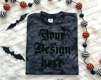 Maqueta de camiseta teñida con efecto tie dye y lavado con cristales, maqueta de camiseta teñida con cristales, maqueta de camiseta de Halloween, maqueta de camiseta espeluznante, maqueta de camiseta espeluznante de Halloween
