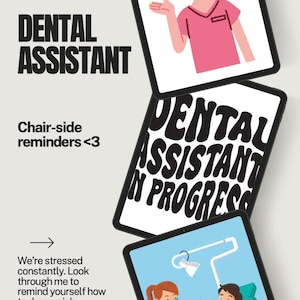 Puede incluir: Tres ilustraciones digitales sobre un fondo blanco. La primera ilustración muestra a una asistente dental de dibujos animados sosteniendo un diente. La segunda ilustración dice "Asistente dental en progreso". La tercera ilustración muestra a un dentista trabajando en los dientes de un paciente. El texto "Estamos estresados constantemente. Mírame para recordarte cómo hacer tu trabajo." está debajo de las ilustraciones.