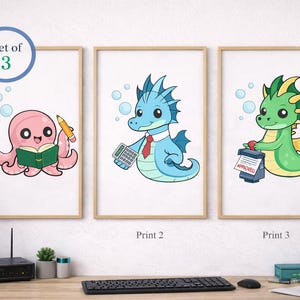 Può includere: Set di 3 stampe incorniciate con personaggi dei cartoni animati. Un polpo legge un libro, un drago blu usa una calcolatrice e un drago verde timbra un documento. Ogni stampa è in una cornice di legno, con testo sotto.