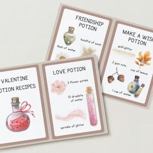 Puede incluir: Cartas de recetas de pociones para el Día de San Valentín con ilustraciones de botellas de pociones e ingredientes. Las cartas incluyen recetas para una poción de amor, una poción de amistad y una poción de deseos.