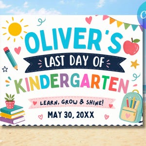 Może przedstawiać: Kolorowy znak na ostatni dzień przedszkola Olivera, z ilustracjami słońca, ołówka, jabłka i plecaka. Tekst brzmi "Oliver's Last Day of Kindergarten", z datą "30 maja 20XX" i frazą "Learn, Grow & Shine!"