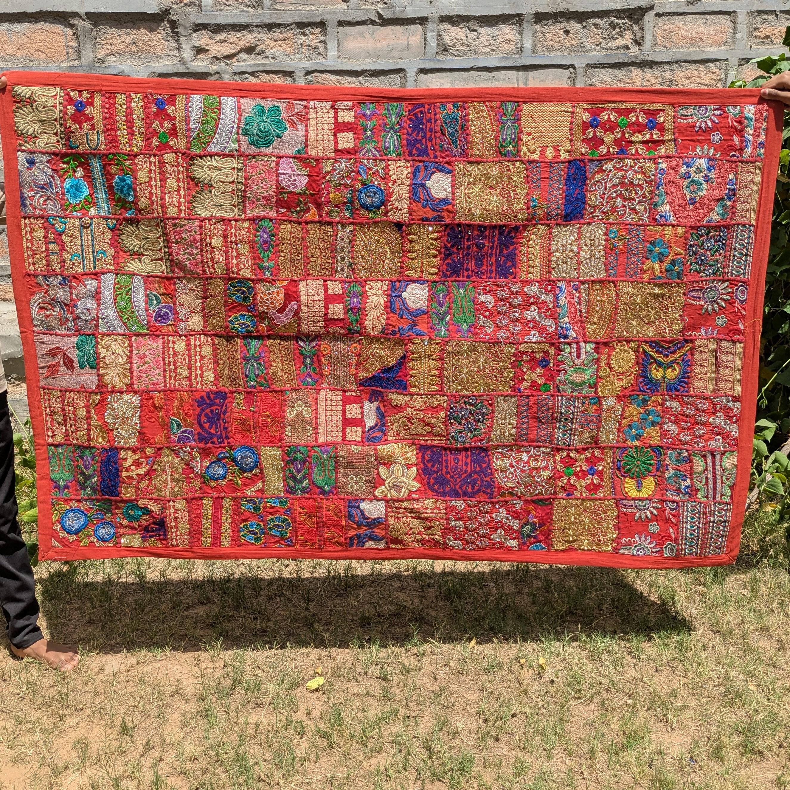 手作りのパッチワークタペストリー壁掛け、刺繍入りのヴィンテージ 