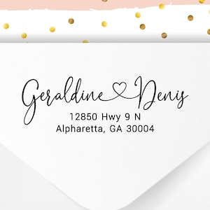 Puede incluir: Sobre blanco con un diseño de confeti rosa y dorado. La dirección de remitente dice "Geraldine & Denis" con la dirección "12850 Hwy 9 N Alpharetta, GA 30004".