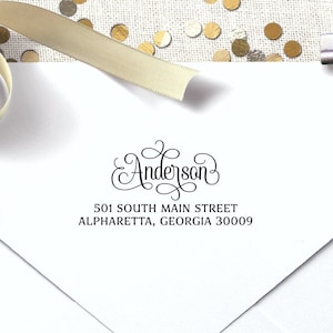 Zelfinktende retouradresstempel of retouradreslabelstickers - gepersonaliseerd cadeau-idee, rubberen stamper sierlijke Swirly sierletters voor bruiloft