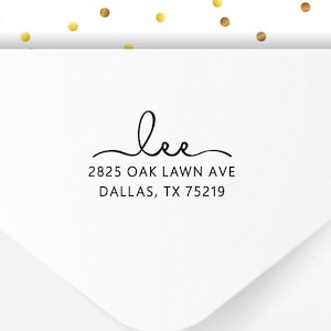 Moderne kalligrafie gepersonaliseerde zelfinktende retouradresstempel DRMS2770 - geweldig housewarming- of huwelijkscadeau!