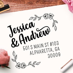 Peut inclure: Un tampon d'adresse de retour noir et blanc avec un motif floral. Le texte indique "Jessica & Andrew 501 S Main St #103 Alpharetta, GA 30009".