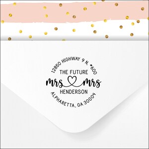 Sello de dirección - Future Mrs and Mrs Round Return Address Stamp, Self Inking, Circle Wedding Stamp, Custom Stamp, for Gay Lesbian Wedding