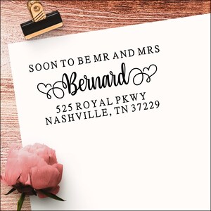 Sello de dirección, autoentintado o etiquetas de dirección de devolución: para bodas, regalos de inauguración de la casa, sobres, diseño moderno de caligrafía con florituras de corazón