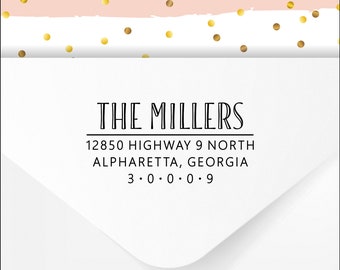 Puede incluir: Sobre blanco con una etiqueta de dirección de devolución. La etiqueta tiene texto negro que dice "THE MILLERS", "12850 HIGHWAY 9 NORTH", "ALPHARETTA, GEORGIA" y "3.0.0.0.9".