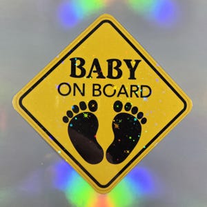 Naklejka winylowa lub magnes na samochód Baby On Board z odblaskowymi hologramowymi gwiazdami, idealna na prezenty