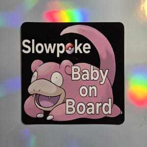 Naklejka samochodowa Pokemon Slowpoke Baby On Board z winylu i magnesem, 2 części, z odblaskowymi hologramowymi gwiazdami, idealna na prezent, 4 cale na 4 cale