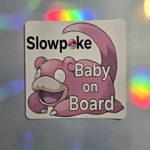 Naklejka samochodowa Pokemon Slowpoke Baby On Board z winylu i magnesem, 2 części, z odblaskowymi hologramowymi gwiazdami, idealna na prezent, 4 cale na 4 cale