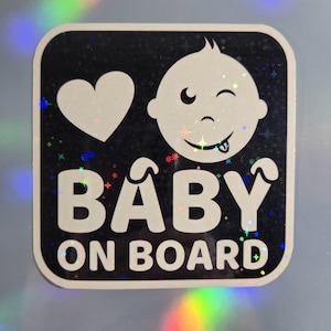 Naklejka winylowa lub magnes na samochód Baby On Board z odblaskowymi hologramowymi gwiazdami, idealna na prezenty