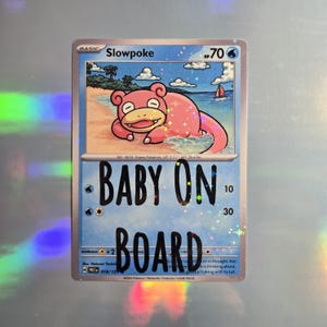 Autocollant ou aimant en vinyle pour voiture Pokémon bébé à bord voiture avec hologrammes étoiles réfléchissantes, idéal pour cadeaux, 13,5 cm par 9,5 cm