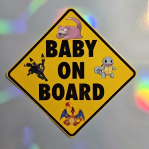 Zestaw 2 elementów Pokemon Baby On Board Naklejka winylowa na samochód i magnes z odblaskowymi hologramowymi gwiazdami, idealny na prezent, 4 cale na 4 cale