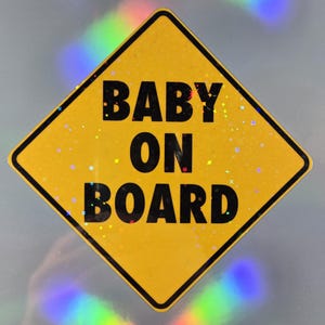 Naklejka winylowa lub magnes na samochód Baby On Board z odblaskowymi hologramowymi gwiazdami, idealna na prezenty