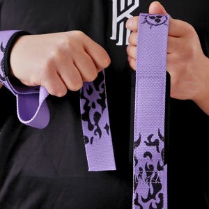 Correas de levantamiento de Anime: Muñequeras de levantamiento de potencia con llamas moradas para peso muerto y crossfit