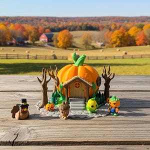 Puede incluir: Una escena en miniatura con temática otoñal que presenta una casa con forma de calabaza, con un tallo verde y una pequeña puerta. Alrededor de la casa hay figuras en miniatura de un pavo, una bellota, maíz y un personaje con cabeza de calabaza. La escena está sobre una superficie de madera.