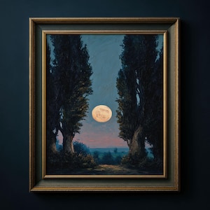 Puede incluir: Pintura al óleo de una luna llena que se eleva entre dos árboles altos. La obra de arte está enmarcada en un marco dorado. El cielo es azul oscuro y la luna tiene un color cálido y dorado. Los árboles son oscuros y están silueteados contra el cielo.