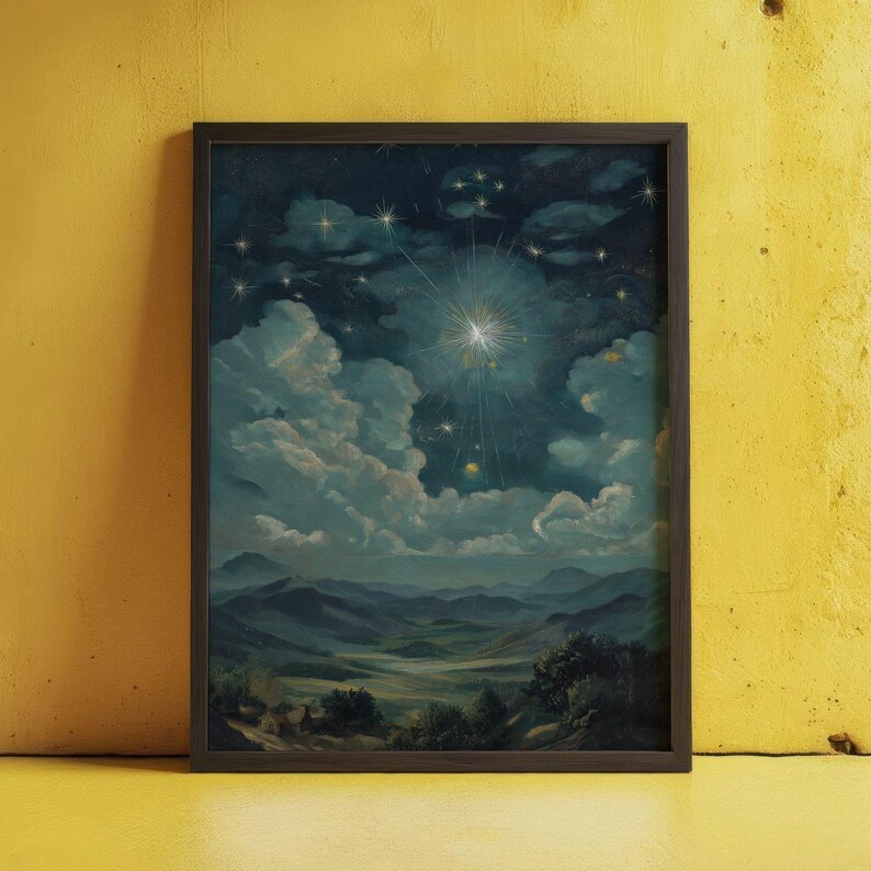 Puede incluir: L&aacute;mina art&iacute;stica enmarcada que representa una escena nocturna con una explosi&oacute;n de estrellas, nubes y monta&ntilde;as. La paleta de colores incluye azules, verdes y blancos, enmarcada en un marco marr&oacute;n oscuro. La obra evoca asombro.