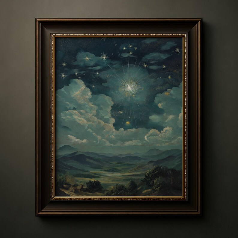 Puede incluir: Pintura de paisaje enmarcada que representa un cielo nocturno con una brillante explosi&oacute;n de estrellas, rodeada de nubes y estrellas. La pintura tiene un marco marr&oacute;n oscuro con detalles dorados. El primer plano muestra colinas y &aacute;rboles.