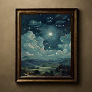 Puede incluir: Una pintura al &oacute;leo en un marco dorado representa un cielo nocturno con una brillante explosi&oacute;n de estrellas, constelaciones y nubes. El paisaje inferior presenta colinas y &aacute;rboles, con una paleta de colores azul oscuro y verde.