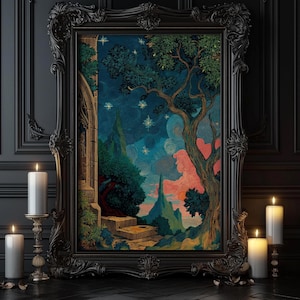 Puede incluir: Una pintura de paisaje enmarcada en un marco negro oscuro y ornamentado. La obra representa una escena nocturna con un árbol, montañas y un cielo estrellado. Velas encendidas en candelabros ornamentados en primer plano.