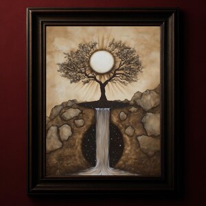 Puede incluir: Obra de arte enmarcada en tonos sepia que representa un árbol con un orbe solar en su centro, irradiando luz. Las raíces del árbol están sobre una cascada que cae en un vacío estrellado. La obra está enmarcada en un marco marrón oscuro y ornamentado.