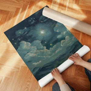 Puede incluir: Una impresi&oacute;n art&iacute;stica enrollada que representa un paisaje celestial con una explosi&oacute;n de estrellas, nubes y monta&ntilde;as. La impresi&oacute;n es predominantemente azul oscuro y verde, con acentos blancos y amarillos. La impresi&oacute;n est&aacute; sobre un suelo de madera.