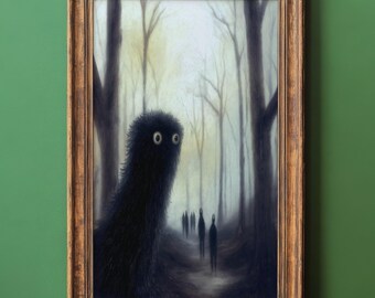 Könnte beinhalten: Gerahmtes Kunstwerk mit einer dunklen, pelzigen Kreatur mit großen, runden Augen in einem nebligen Wald. Silhouetten von Figuren ziehen sich entlang eines Pfades in den Hintergrund zurück. Das Kunstwerk befindet sich in einem Holzrahmen.