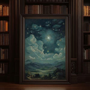 Puede incluir: Una pintura de paisaje enmarcada que representa un cielo nocturno con estrellas y nubes sobre una cordillera. La obra de arte est&aacute; en un marco de madera oscura, sobre un fondo de estanter&iacute;as llenas de libros antiguos. La paleta de colores incluye azules, verdes y marrones.