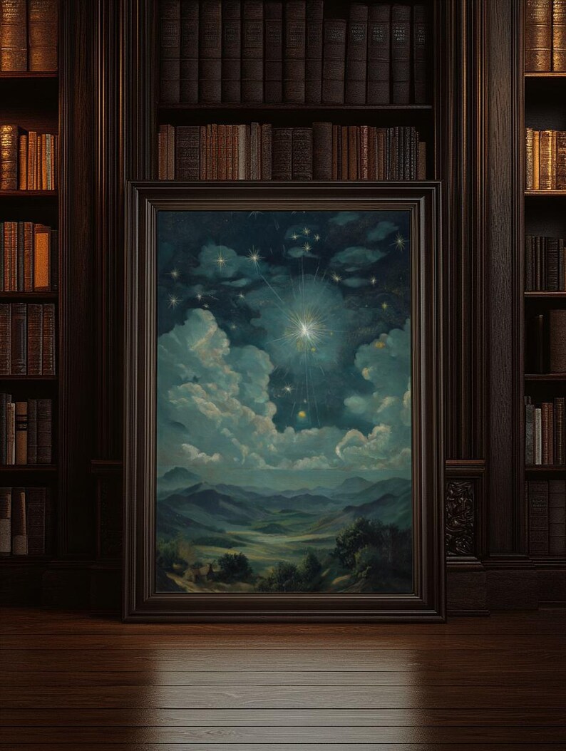 Puede incluir: Una pintura de paisaje enmarcada que representa un cielo nocturno con estrellas y nubes sobre una cordillera. La obra de arte est&aacute; en un marco de madera oscura, sobre un fondo de estanter&iacute;as llenas de libros antiguos. La paleta de colores incluye azules, verdes y marrones.