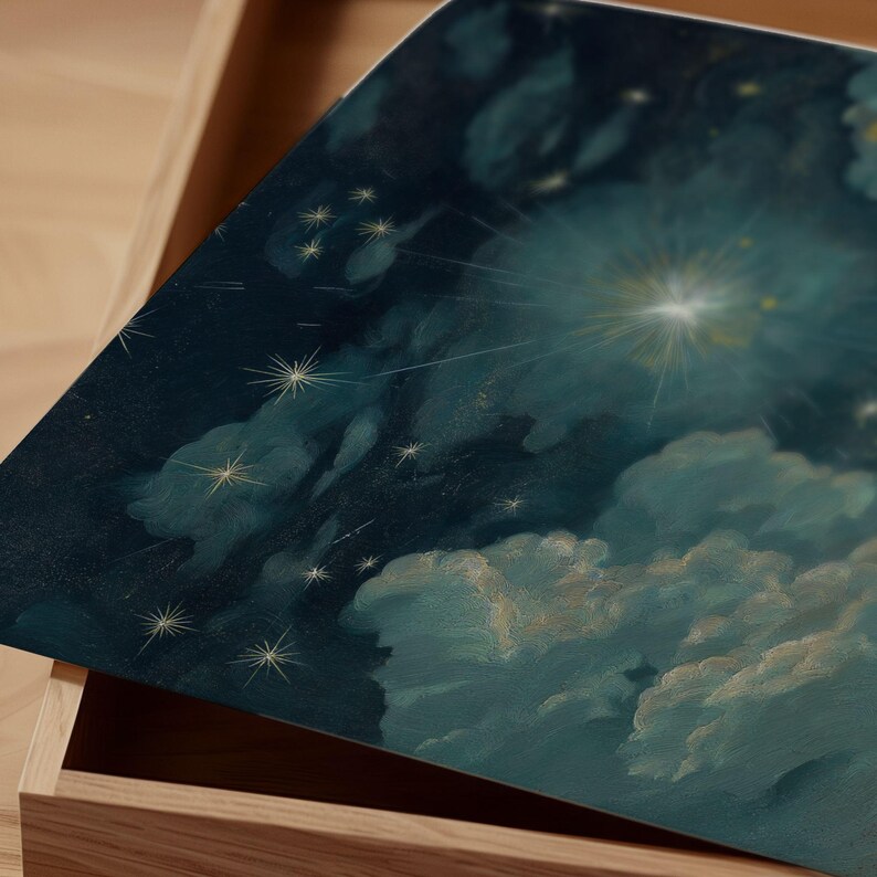 Puede incluir: Caja de madera con tapa que presenta una pintura celestial. La obra de arte representa un cielo nocturno con nubes, estrellas y una brillante fuente de luz central. La paleta de colores incluye azules, blancos y dorados.