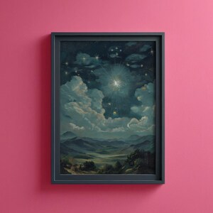 Puede incluir: Pintura de paisaje enmarcada que representa un cielo nocturno con una brillante explosi&oacute;n de estrellas, rodeada de nubes y estrellas. La pintura presenta un valle y monta&ntilde;as en primer plano, con un marco azul oscuro.